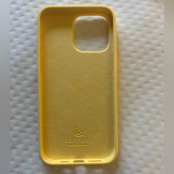 iPhone 15 pro max yellow case NEW in packaging never used - Picture 4 of 7